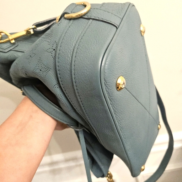 Louis Vuitton Mahina Cirrus PM Tote in Blue – Strap, Lock & Key, Dustbag, COA - Picture 14 of 16